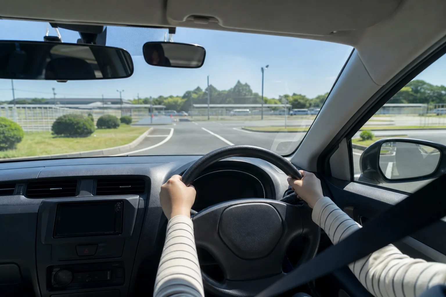 乗ってから発進するまでの確認をする、教習車の運転席から見たハンドルとコースの写真